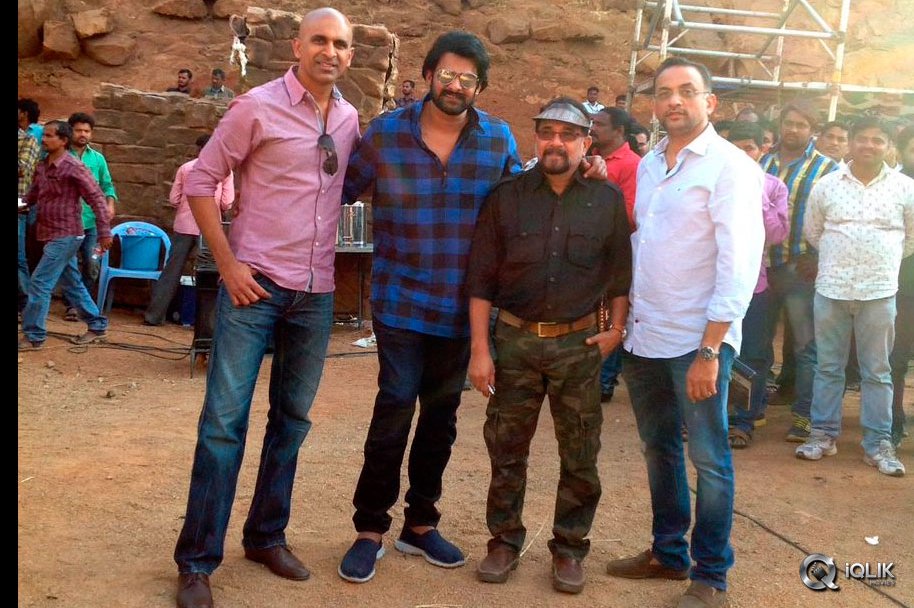 Prabhas-at-Baahubali-2-Last-Day-Shoot